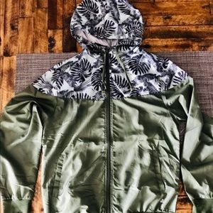 Cute windbreaker sweater! 🌿